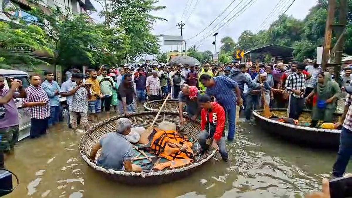 கேரளாவில் கனமழை கோரத்தாண்டவம்... வெள்ளம், நிலச்சரிவில் 8 பேர் பலி; 8 பேரை தேடும் மீட்புப் படை!